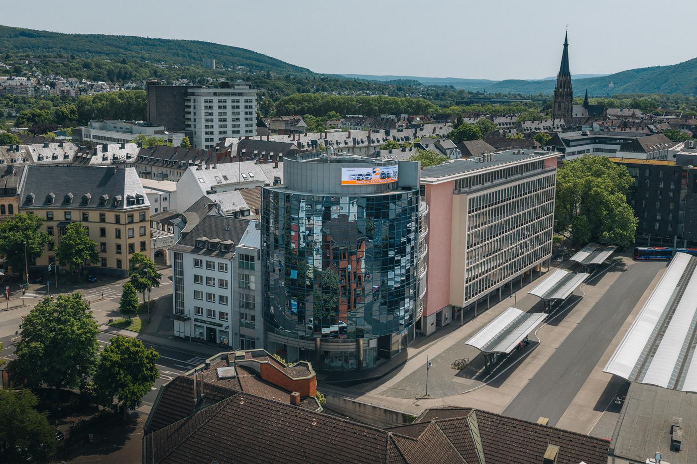 kobcurve LED-Bühne im Stadtbild mit Koblenzer Westen und Hügeln im Hintergrund