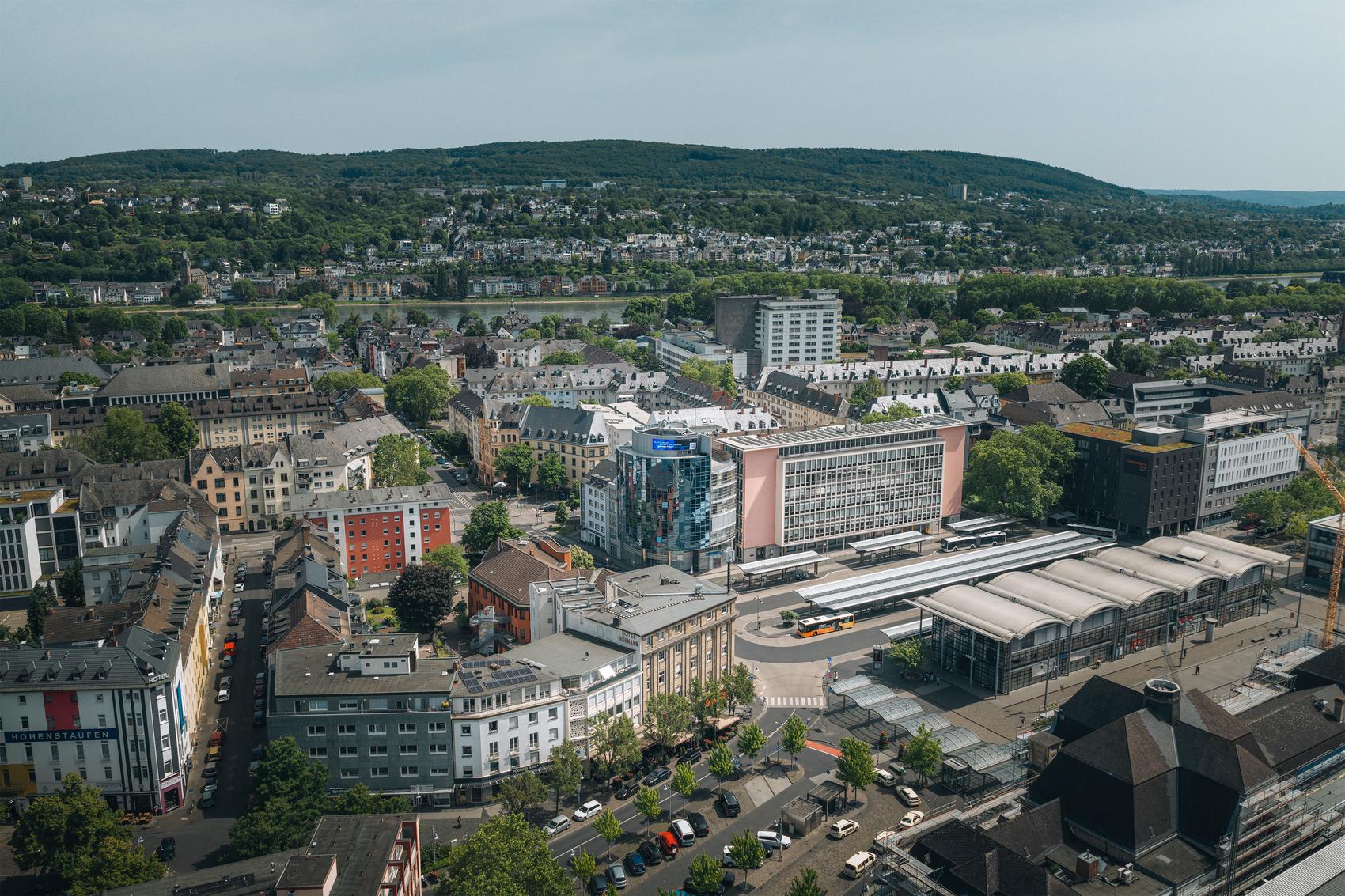 Drohnenaufnahme der kobcurve am Bahnhofplatz Koblenz