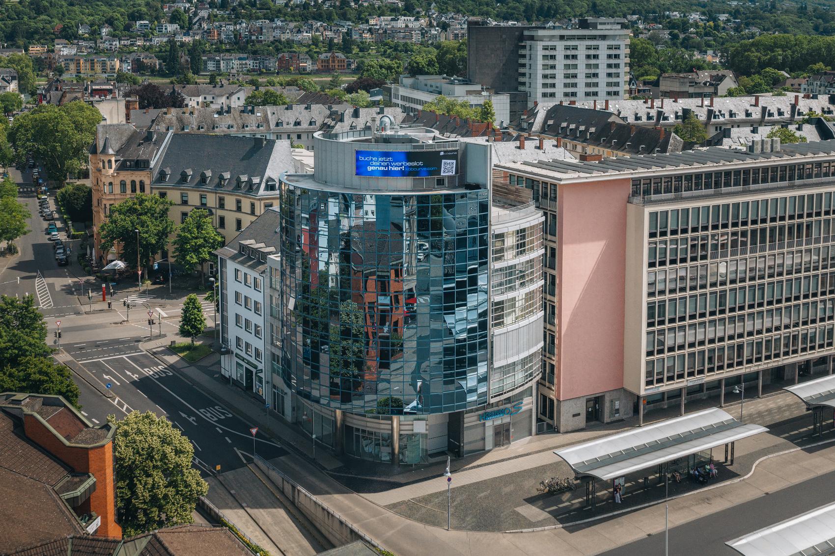 kobcurve mit Koblenzer Stadtbild im Hintergrund