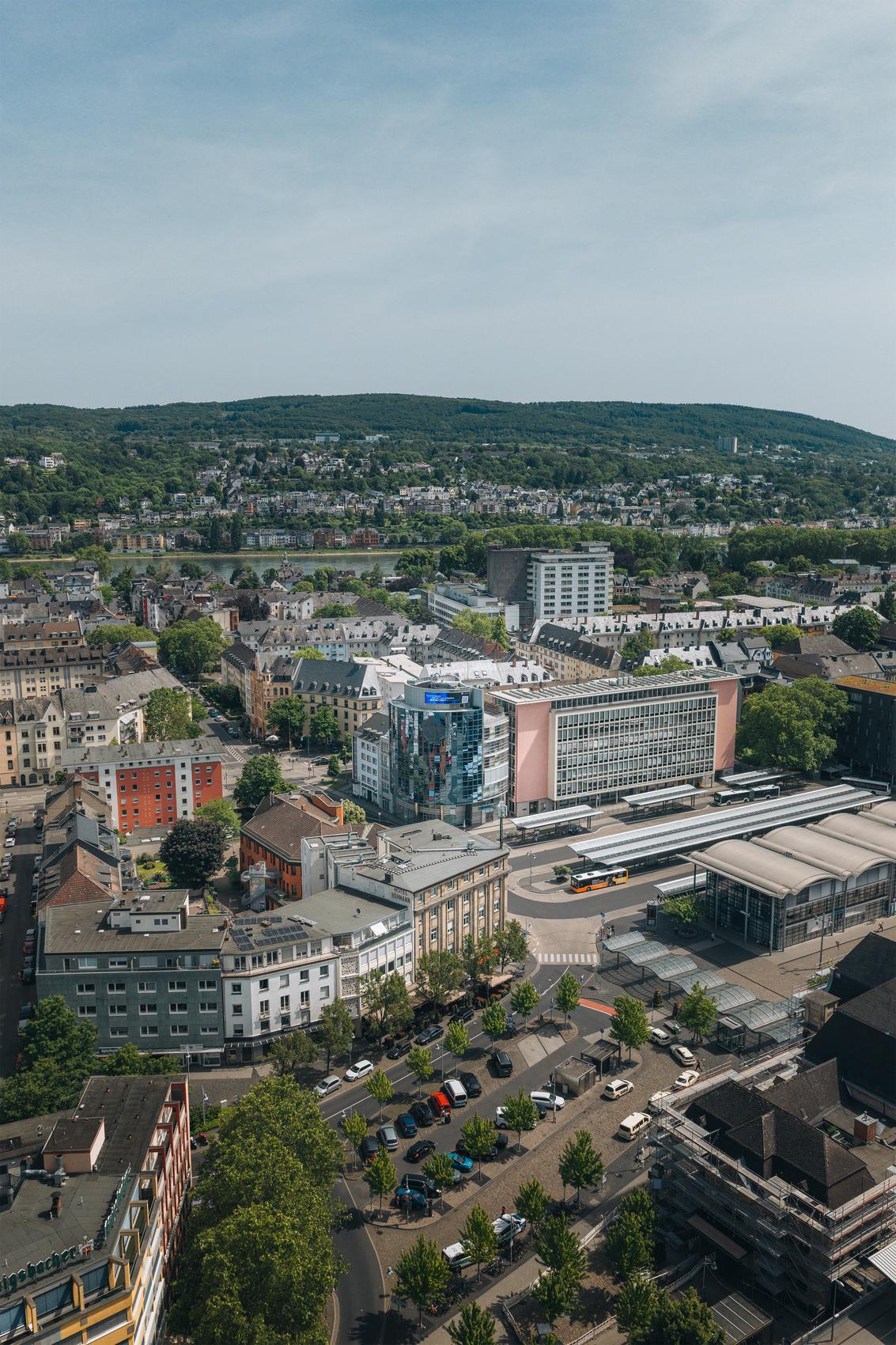 Vertikale Aufnahme der kobcurve mit Bahnhofplatz und Verkehrsachse